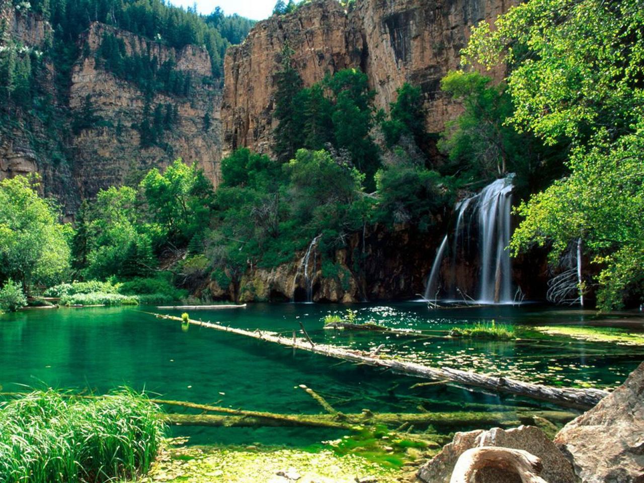 обои Небольшой водопад в лагуне фото