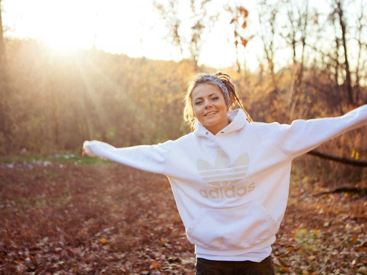 обои Девушка в белом в лесу фото