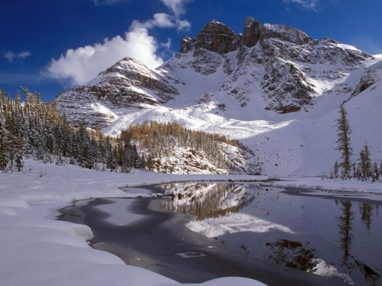 обои Горное озеро у горы фото