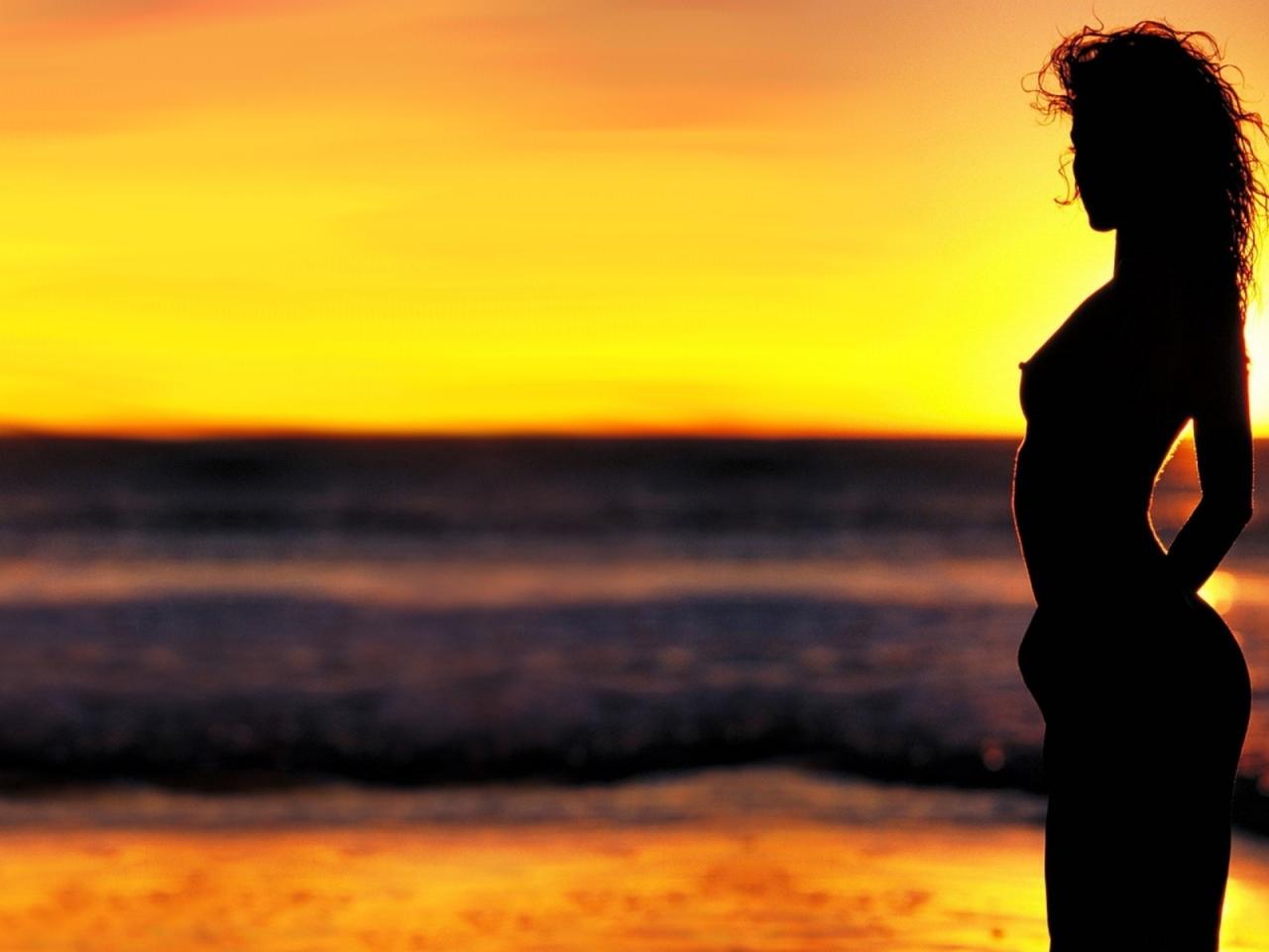 обои Обнаженная заслоняет солнце фото