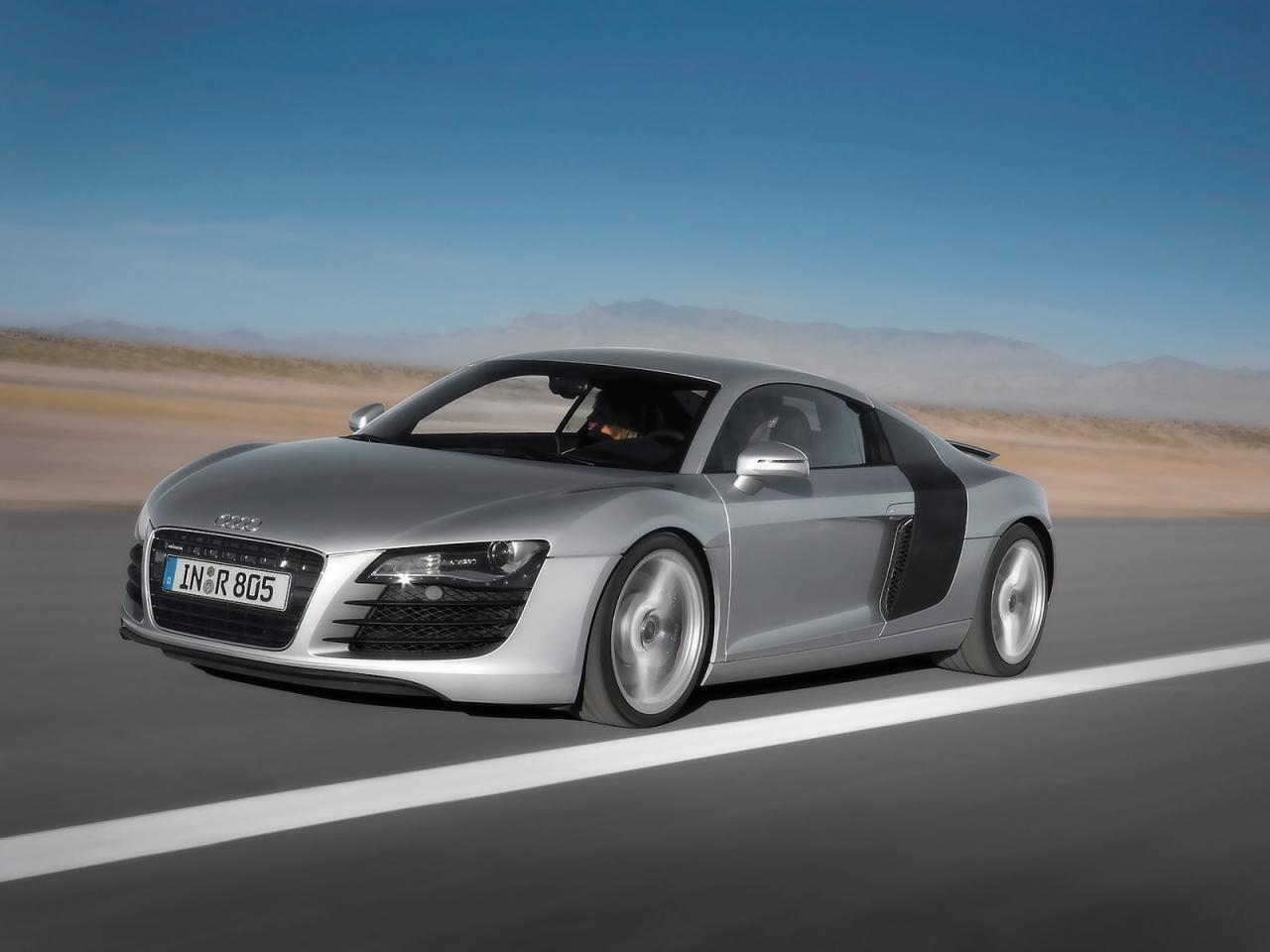 обои Audi R8 на фоне пустыни и дороги фото