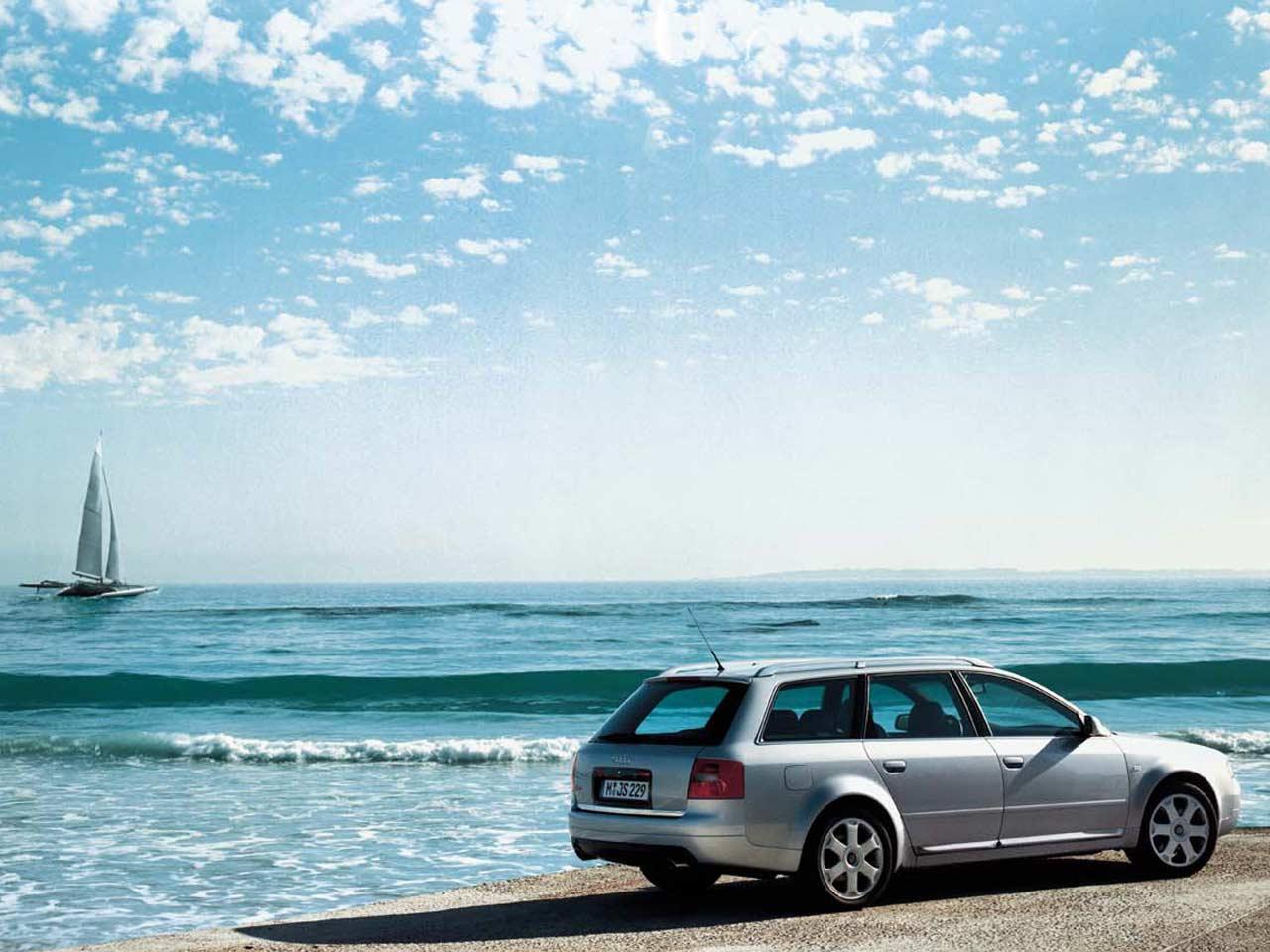 обои Audi S6 Avan на фоне тримарана  и моря фото