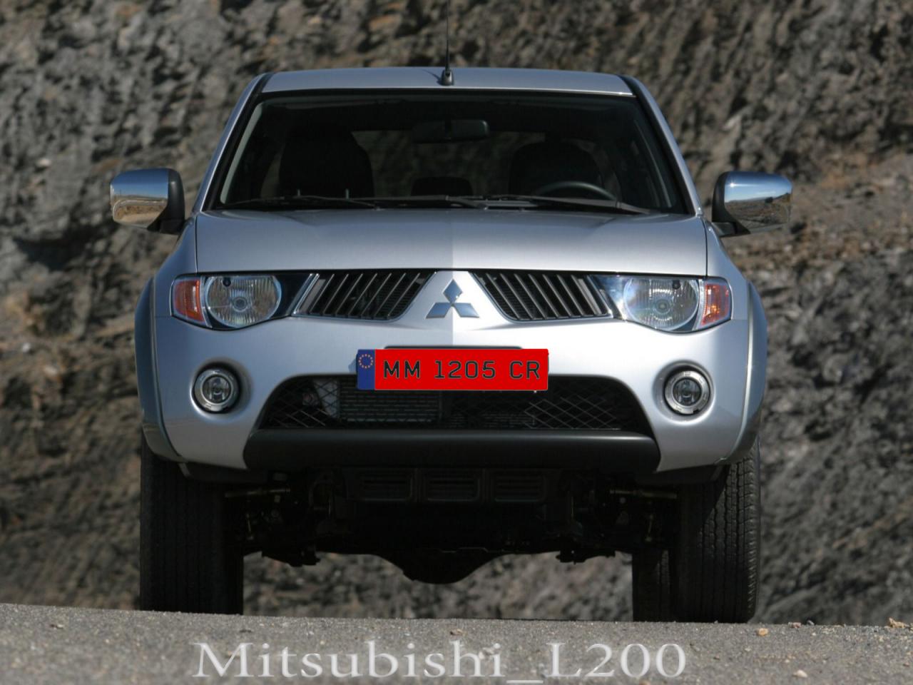 обои Mitsubishi L200 с красными номерами и логотипом фото