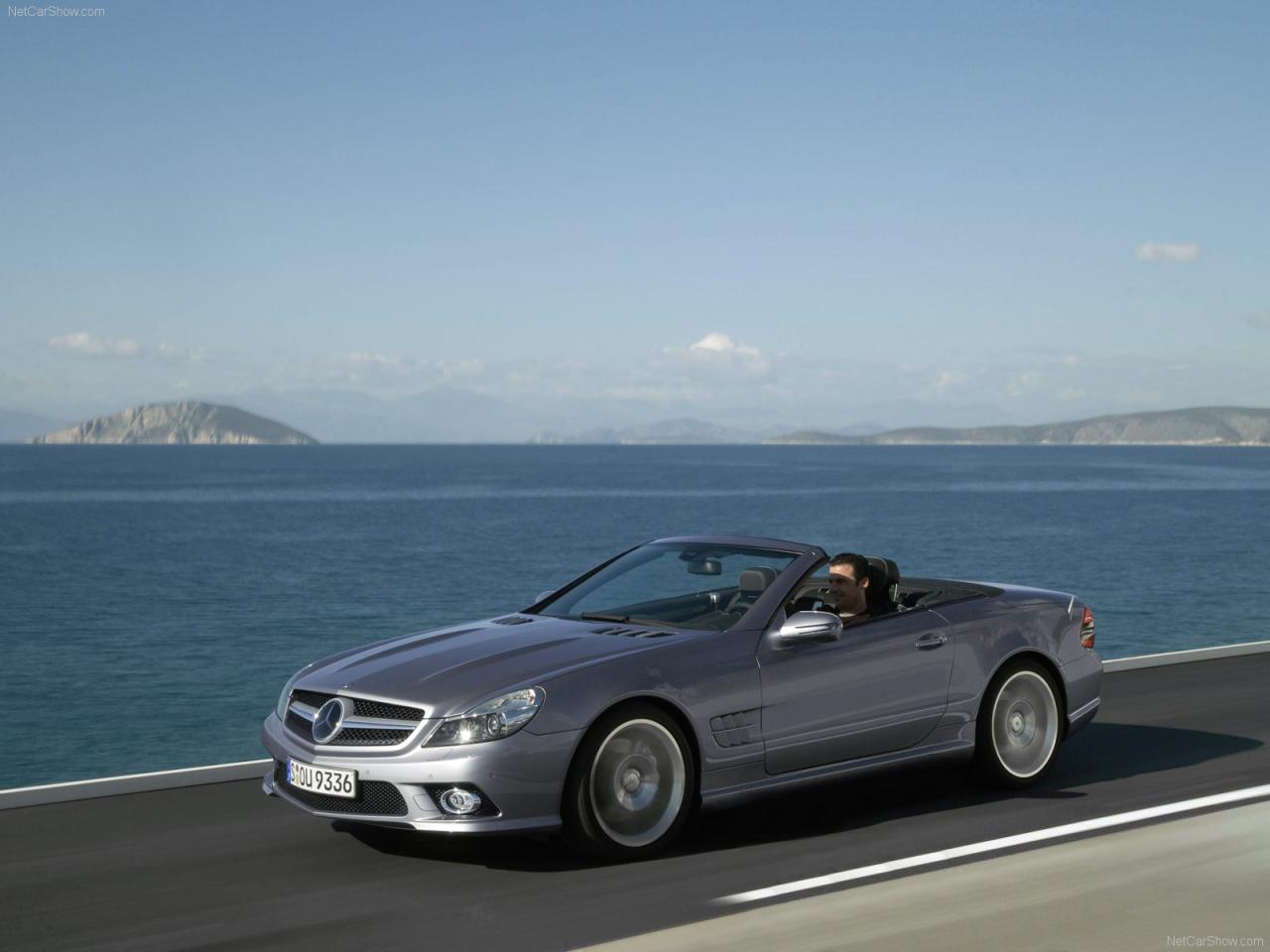 обои Mercedes-Benz SL на фоне моря и острова фото