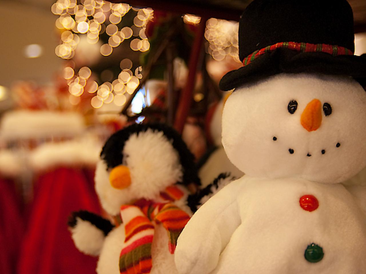 обои Снеговик на ёлке фото