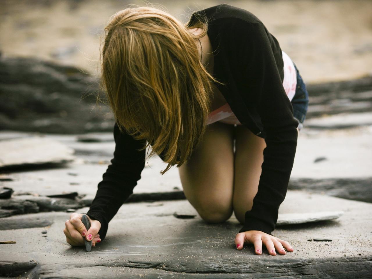 обои Подпись на камнях фото