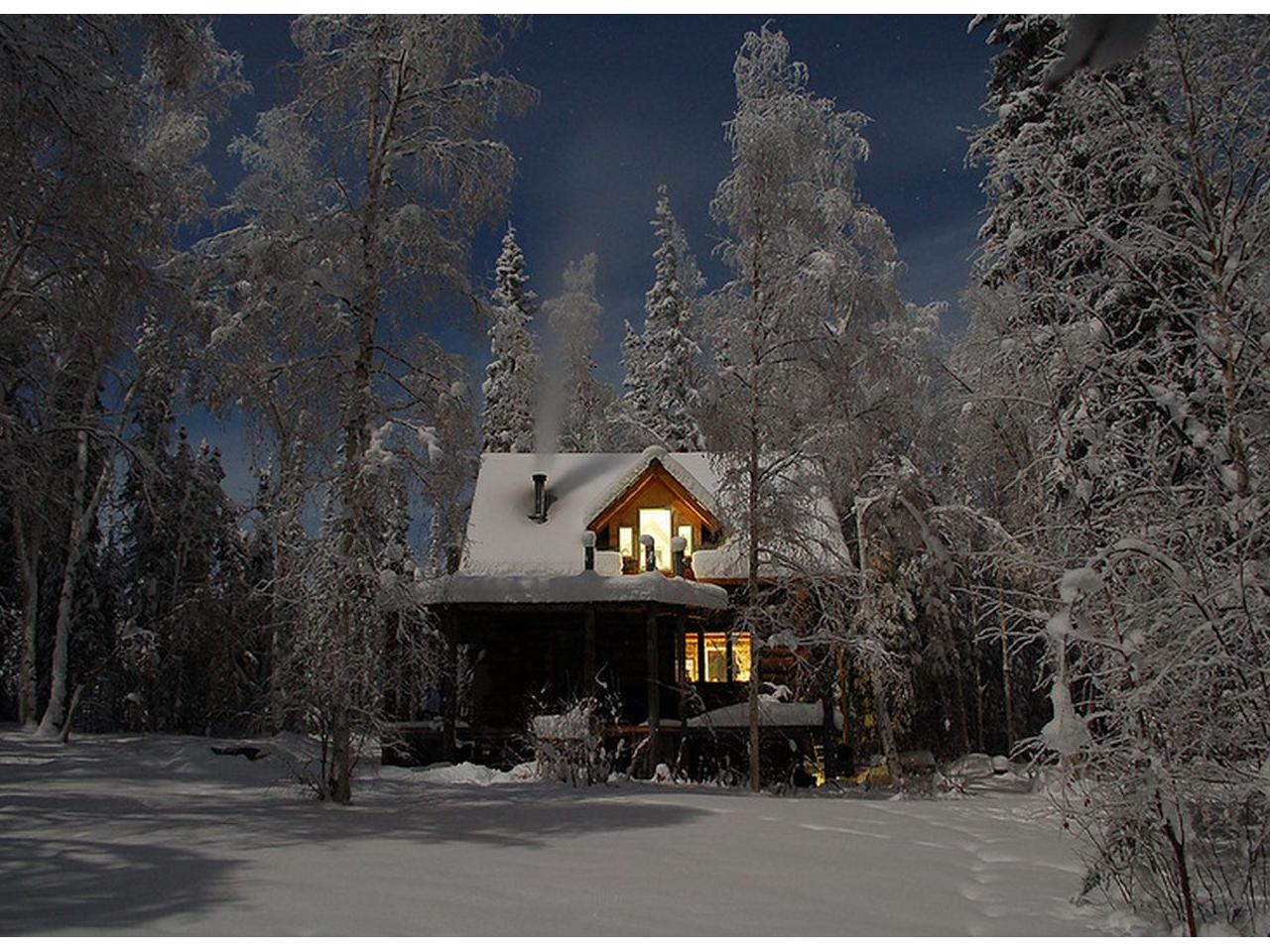 Дом в снежном лесу