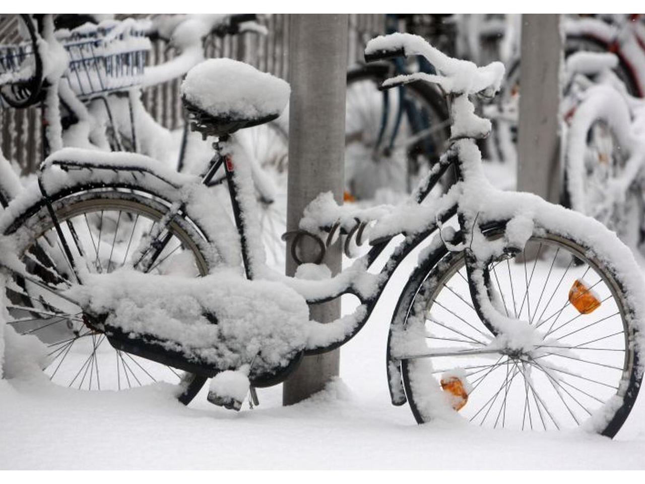 обои Велосипед в снегу фото