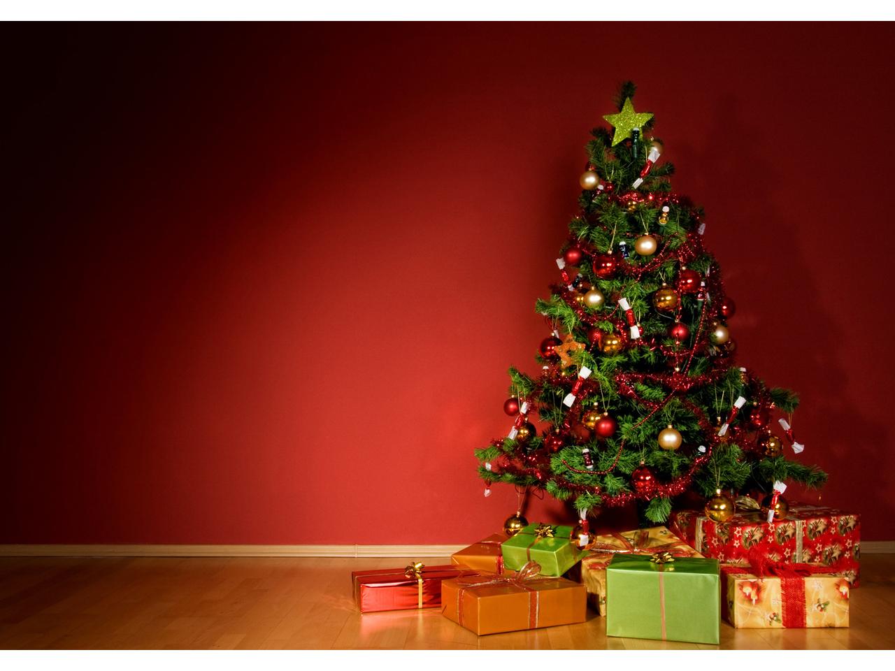 обои New Year,   украшенная елка и подарки фото