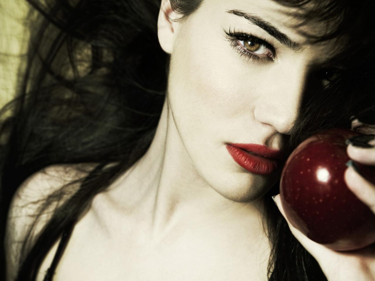 обои Девушка и яблоко,   темные цвета фото