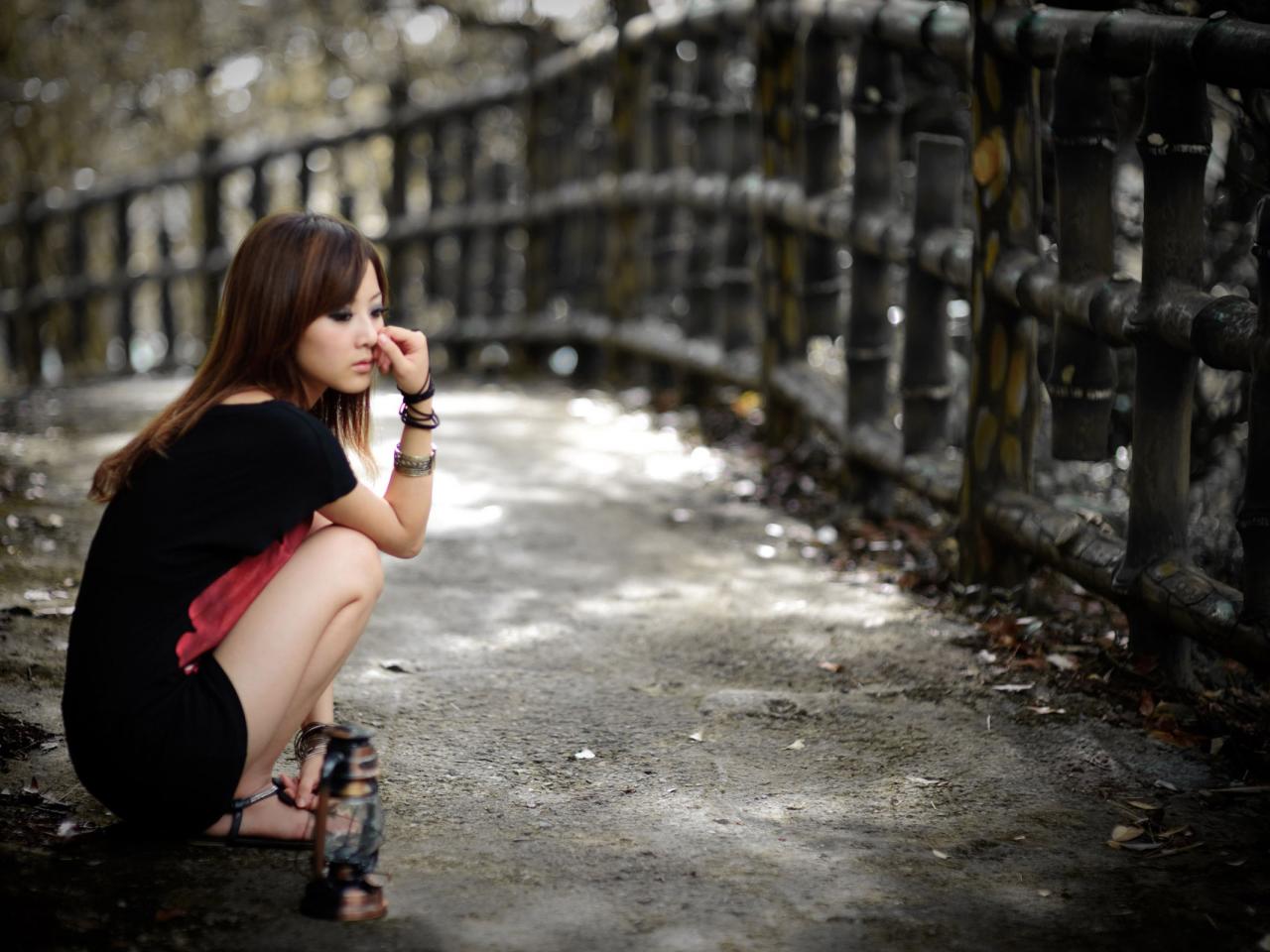 обои Грустящая девушка на асфальте фото
