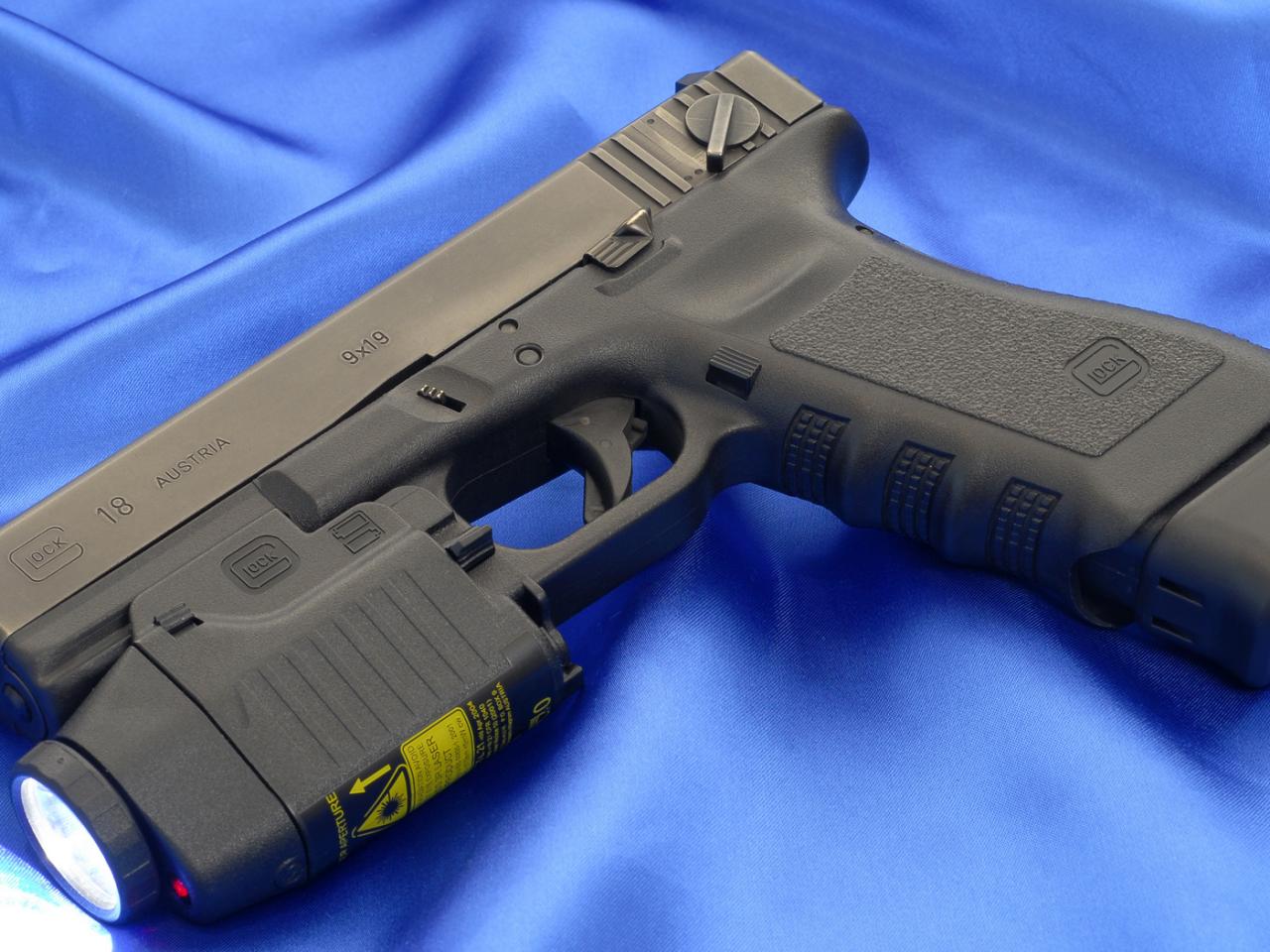 обои Glock 18c  пистолет,   фонарь фото