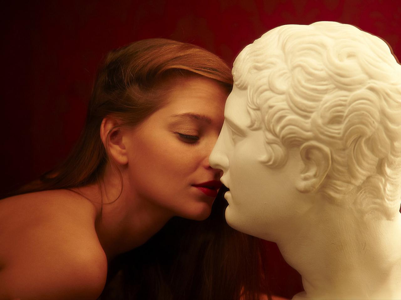 обои Поцелуй со статуей фото