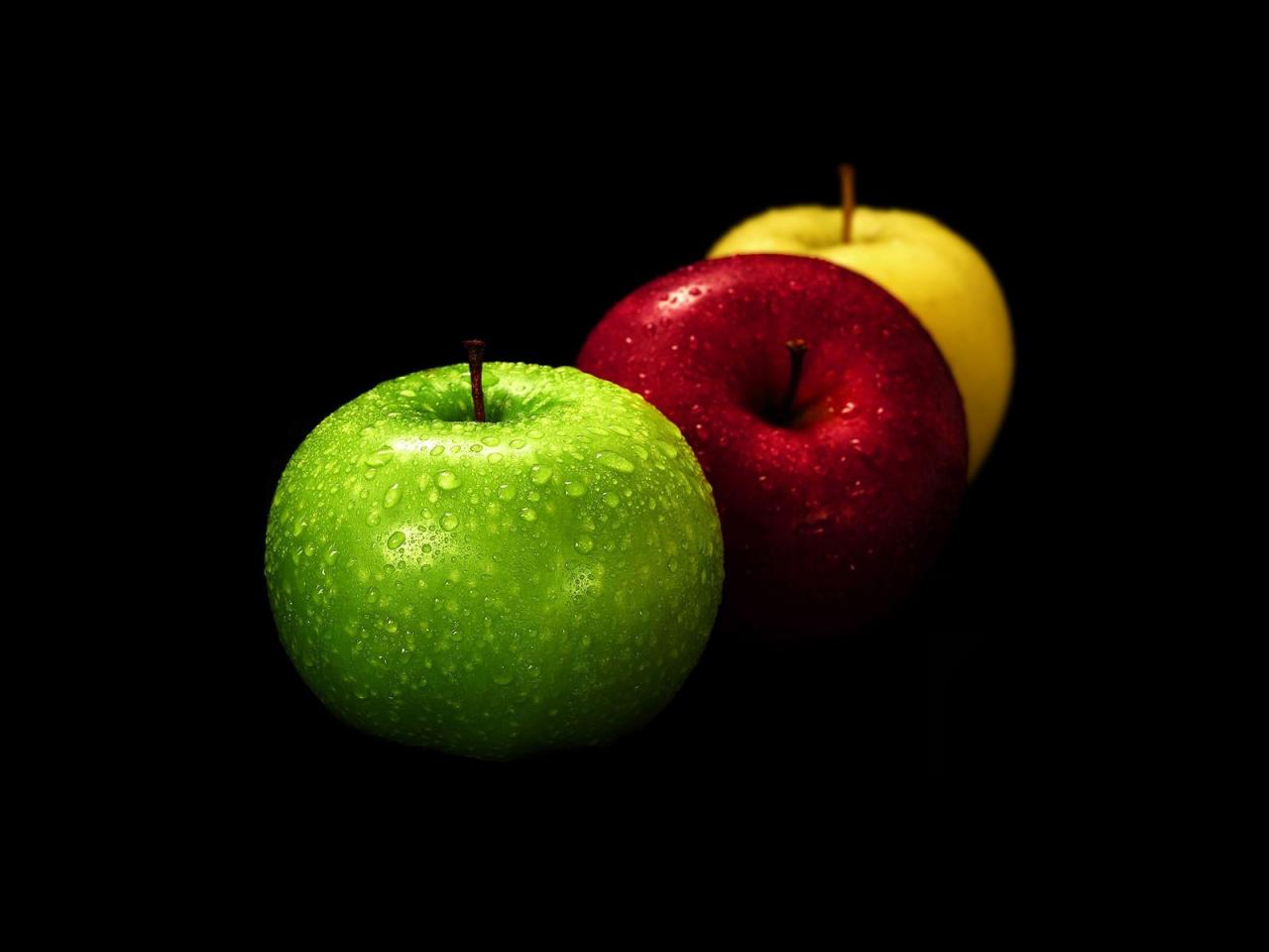 обои Черный фон,   набор разноцветных яблок фото
