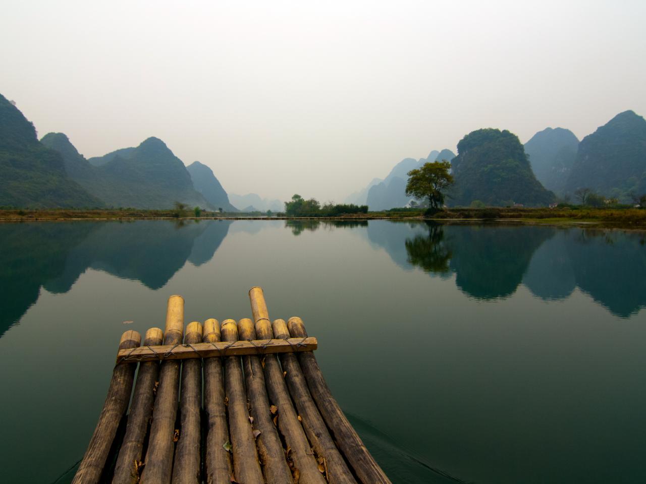 обои Строение из бамбука на озере фото