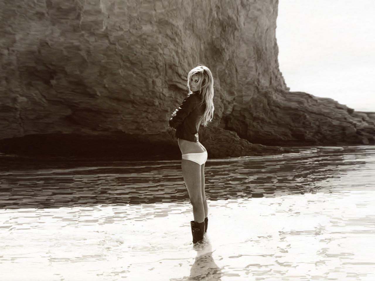 обои В сапогах на берегу моря фото