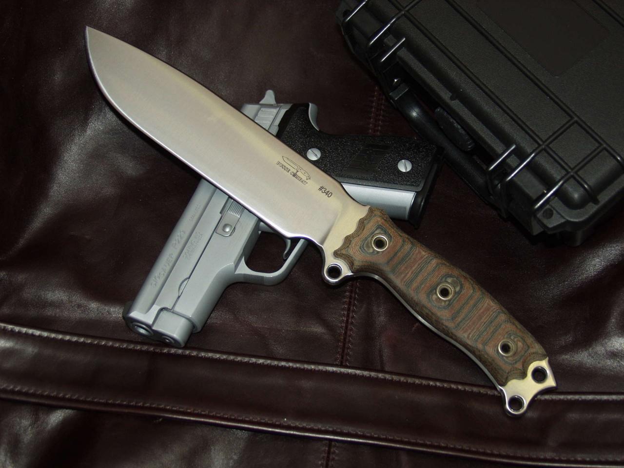 обои Нож на пистолете фото