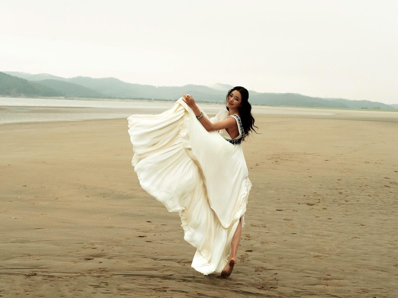 обои Девушка на пляже в пышном белом платье фото