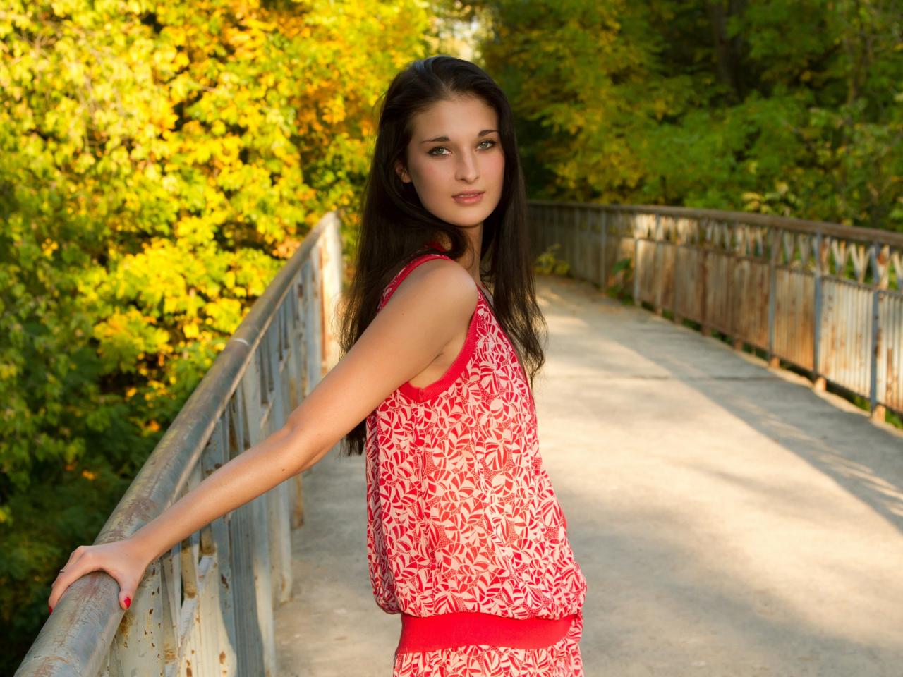 обои Девушка на  мосту фото