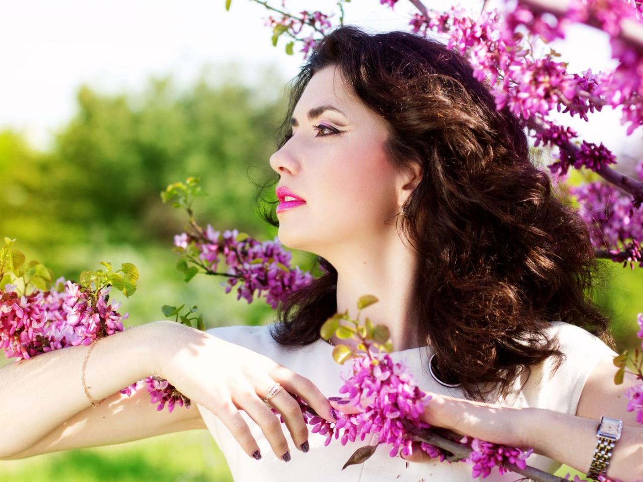 обои Девушка в цветушем дереве фото