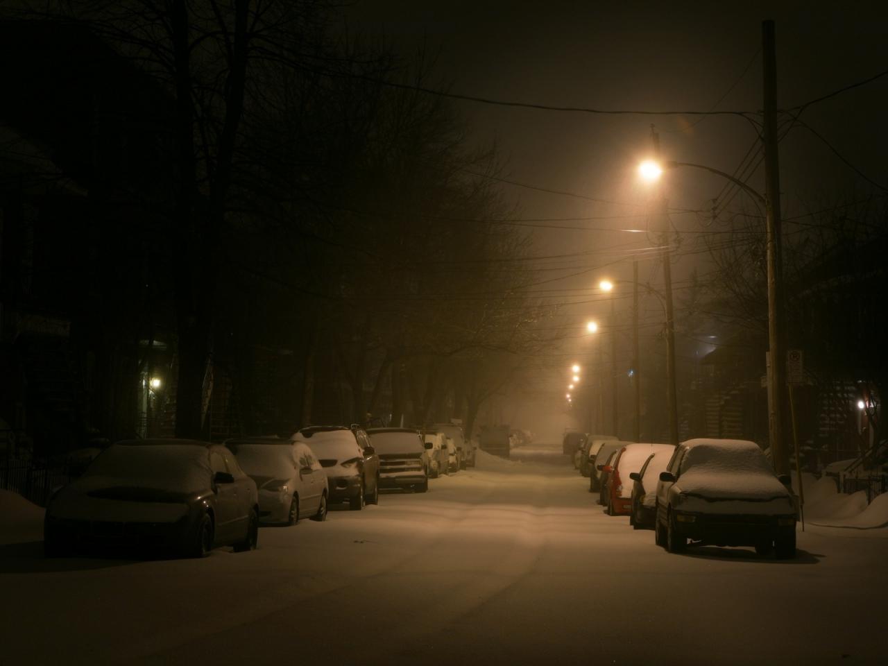 обои Свежевыпавший снег на улице города фото