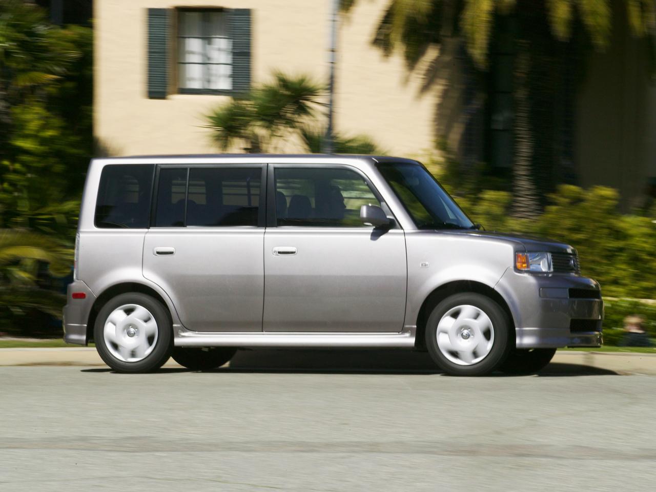 обои Scion xB 2004 у домика фото