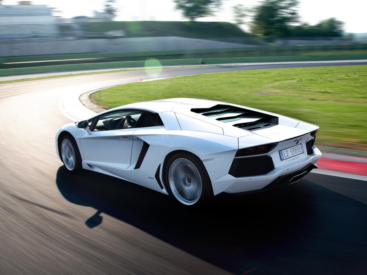 обои Lamborghini Aventador LP700-4 2011 беленькая фото