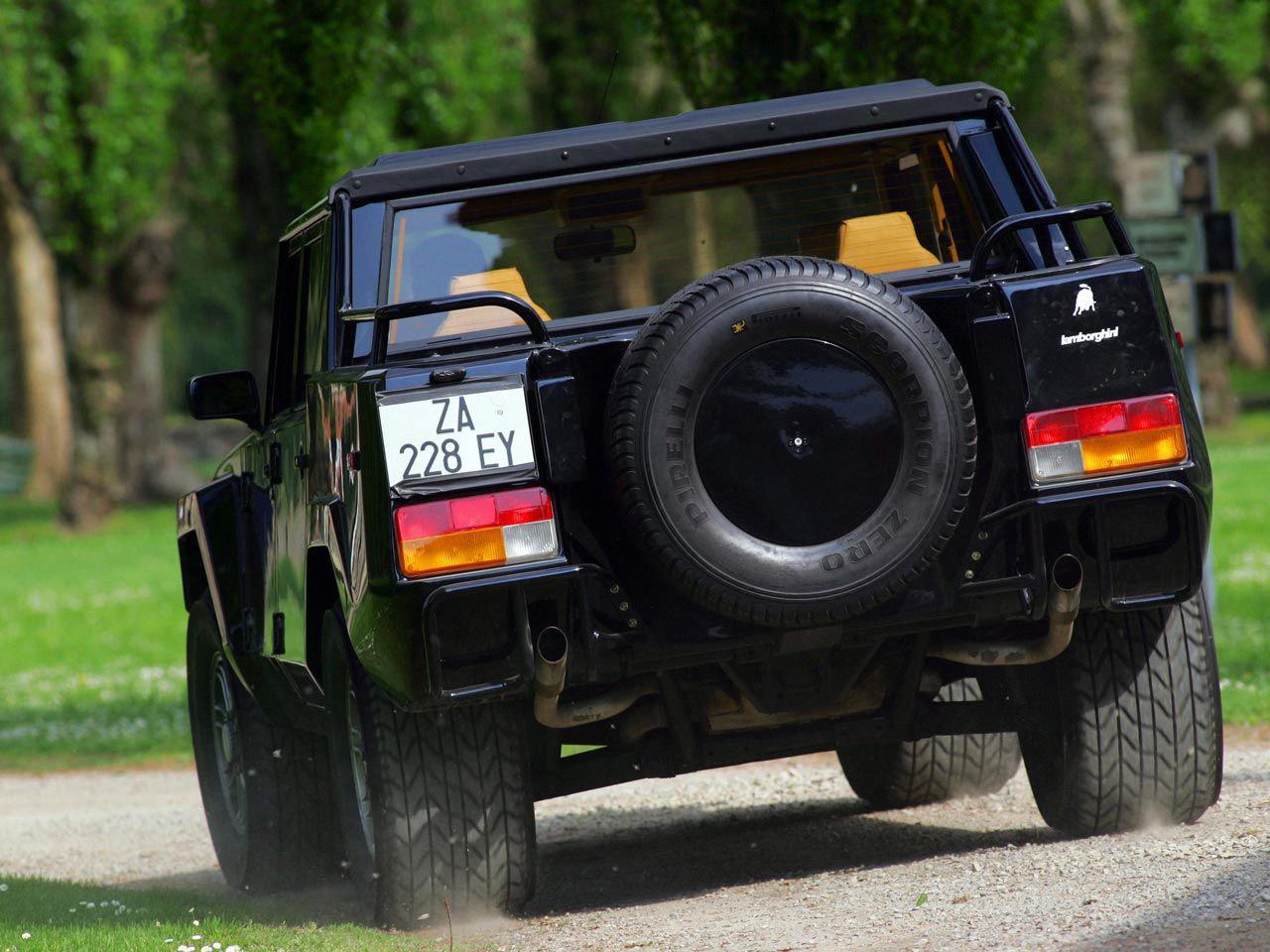 обои Lamborghini LM002 1986 на дороге фото