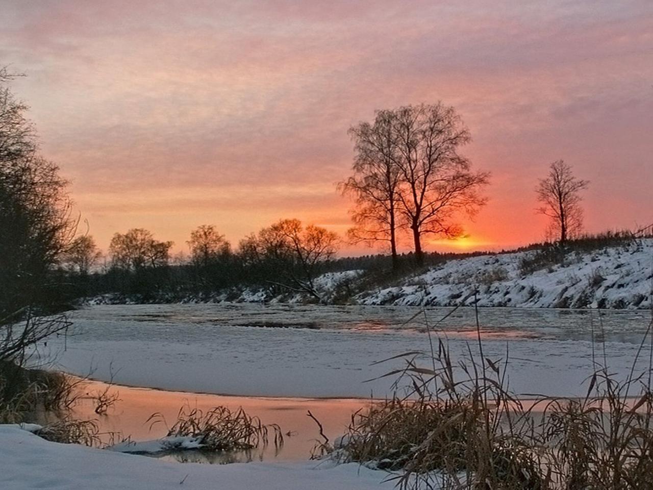 обои Весенний закат на реке фото