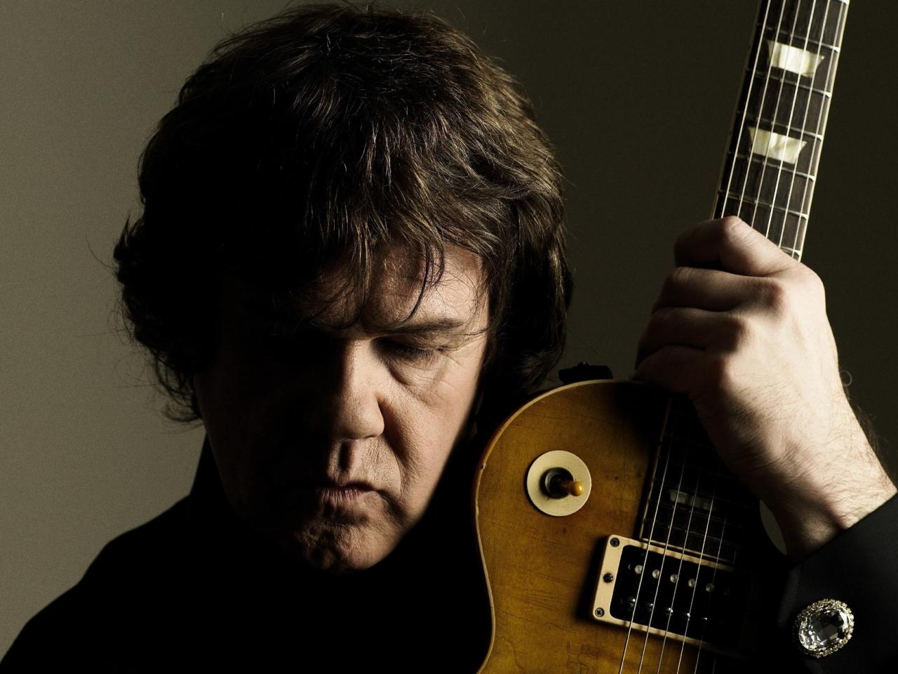 обои Gary moore с гитарой фото