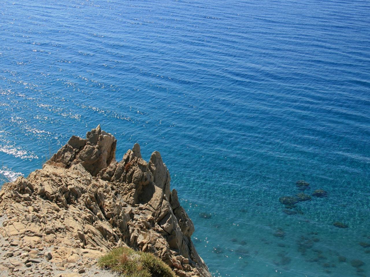 обои Отвесная скала у моря фото