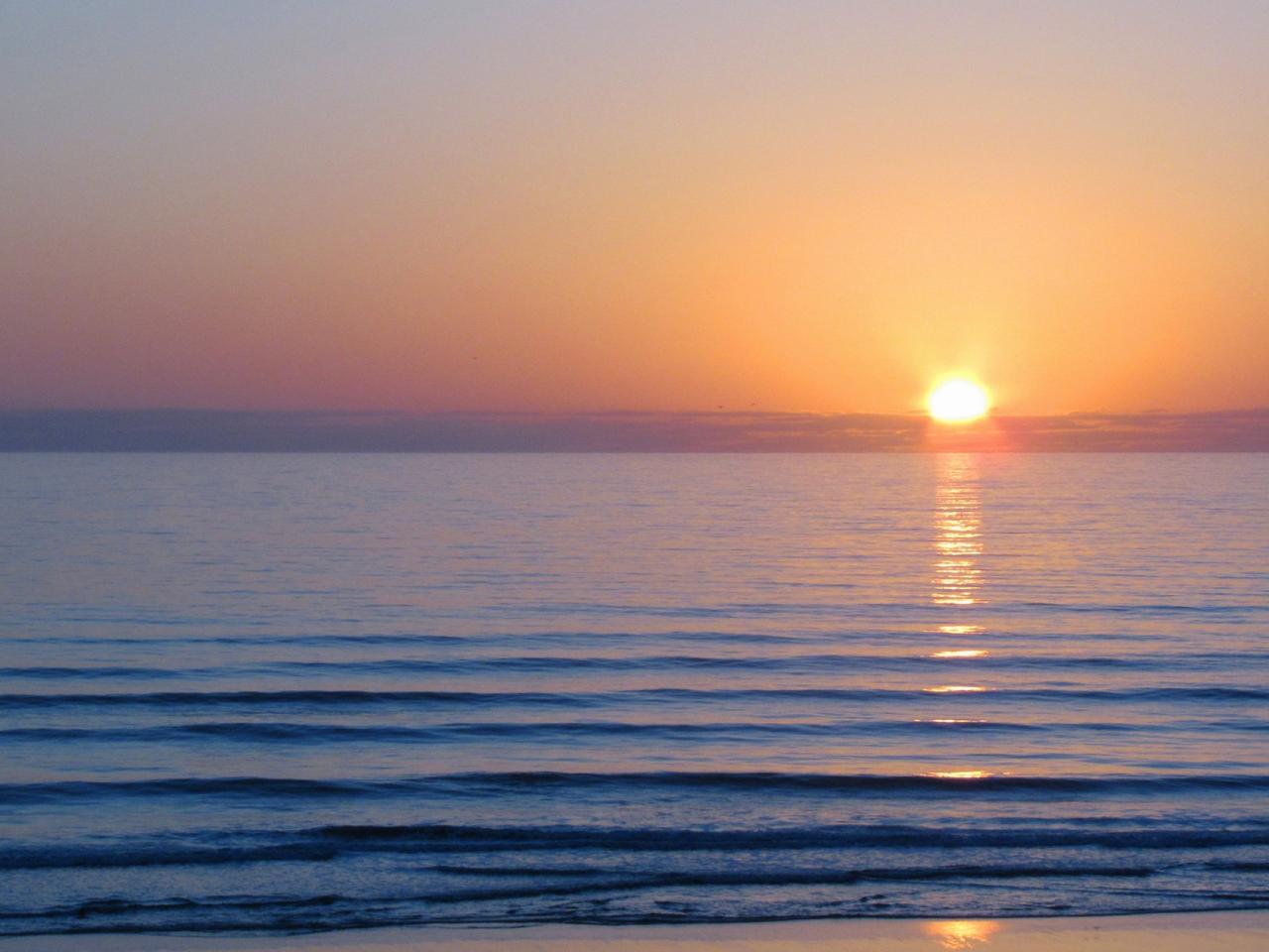 обои Ступенчатая рябь моря на закате фото
