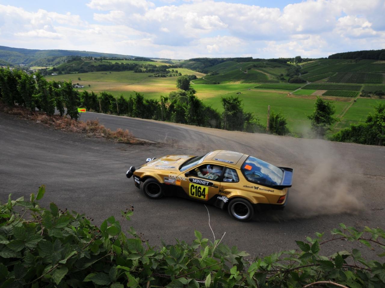 обои Porsche на повороте в заносе фото