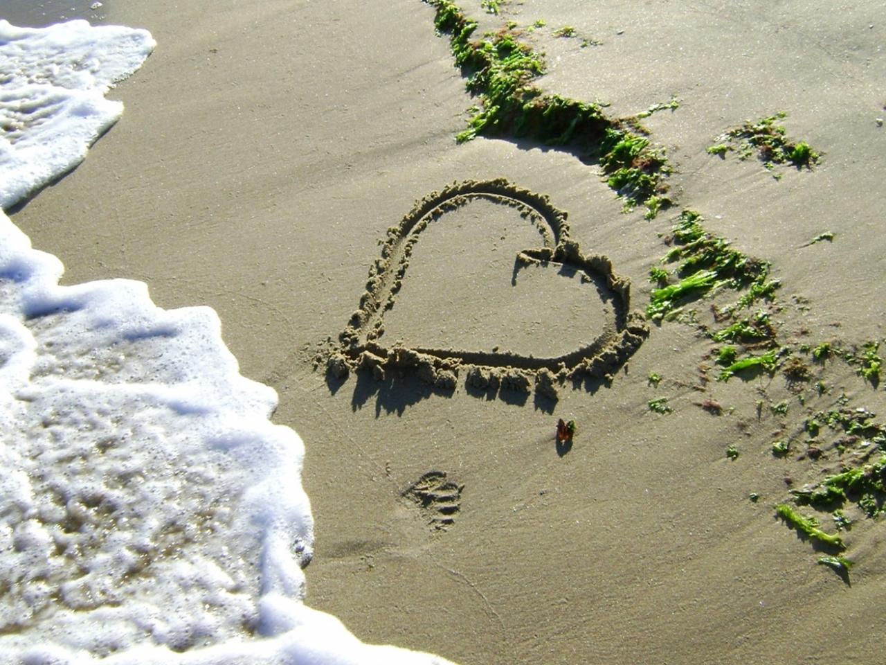 обои Сердце на песке фото