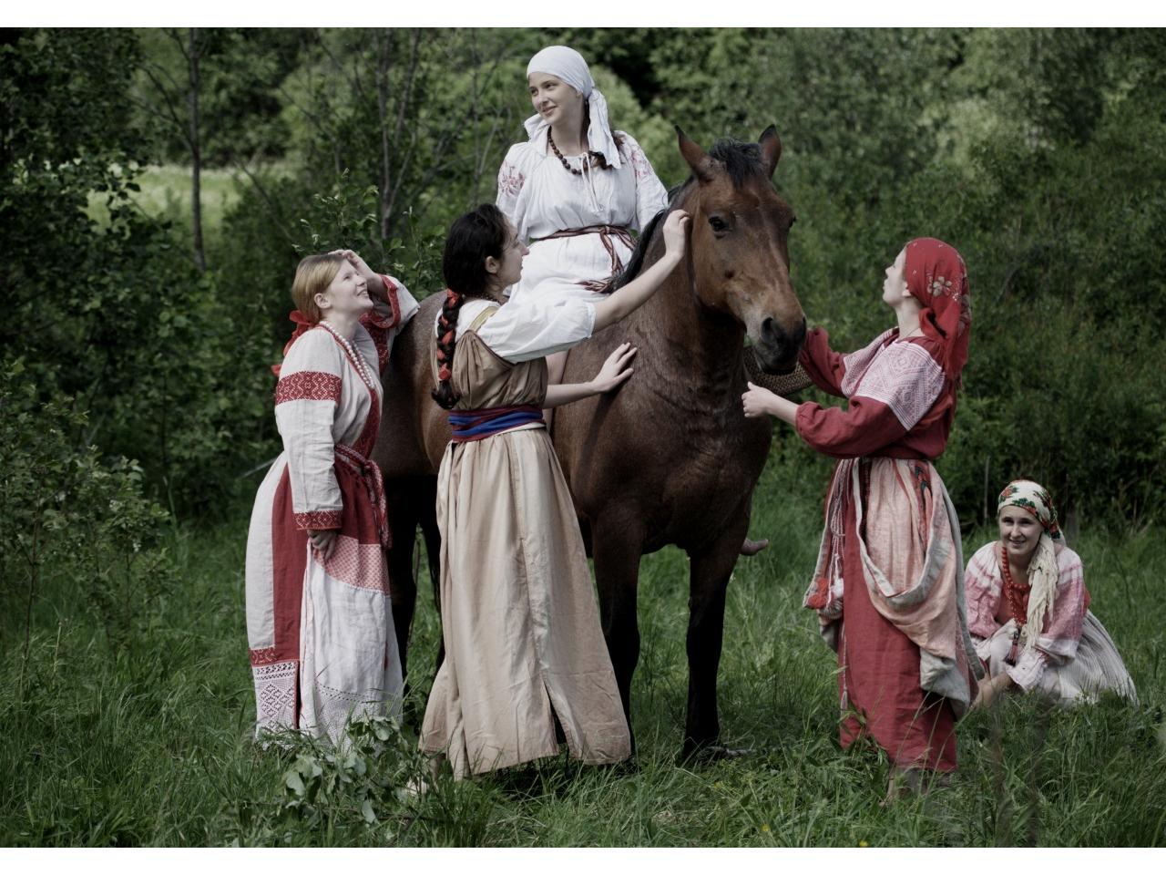 обои Женщины и лошадь фото