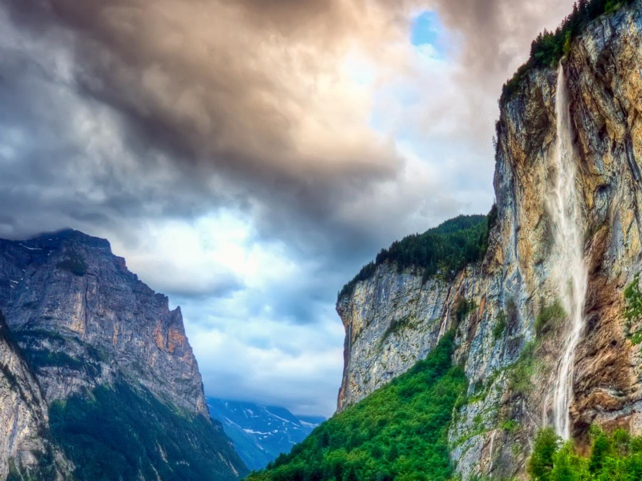 обои Высокая скала с водопадом фото