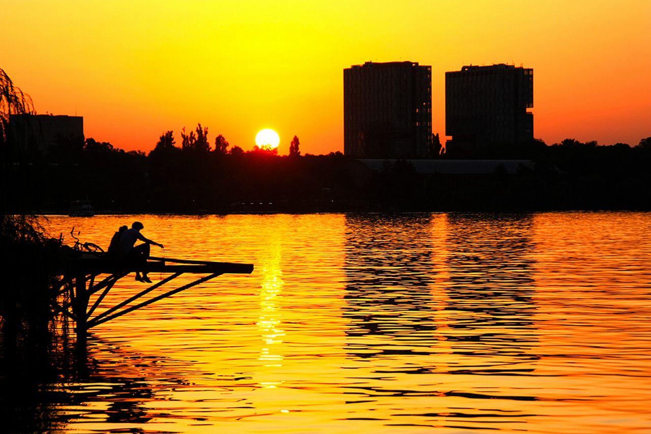 обои Золотой закат на городском озере фото