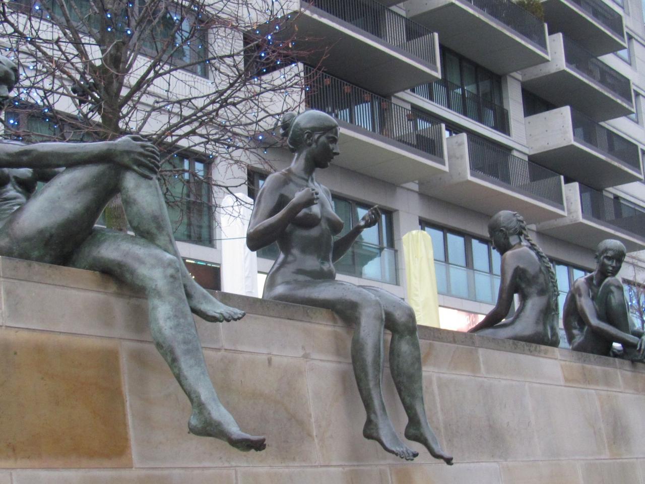 обои Скульптуры сидящие на стене в ротердаме фото