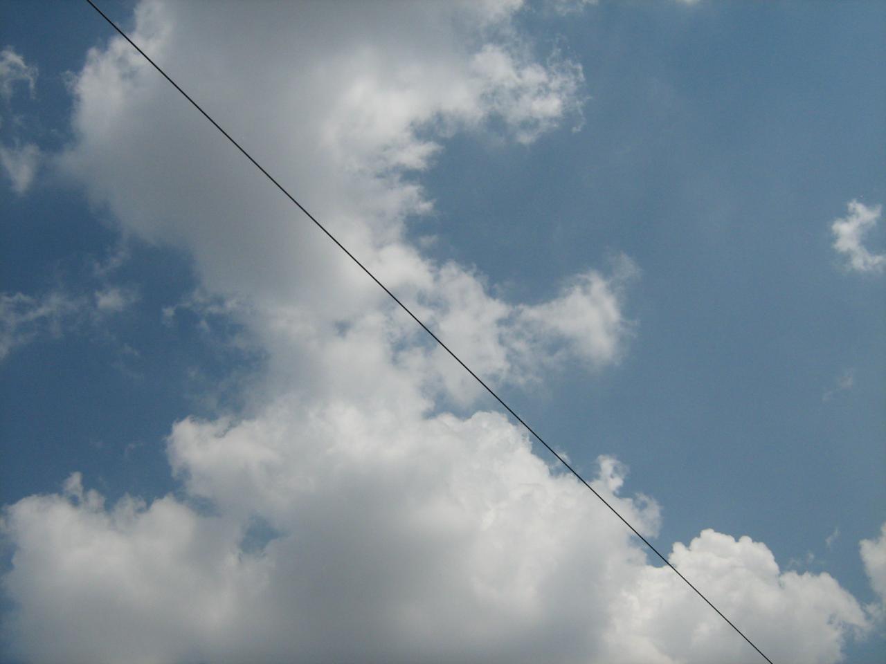 обои Небо в облаках разделенное диагональю фото