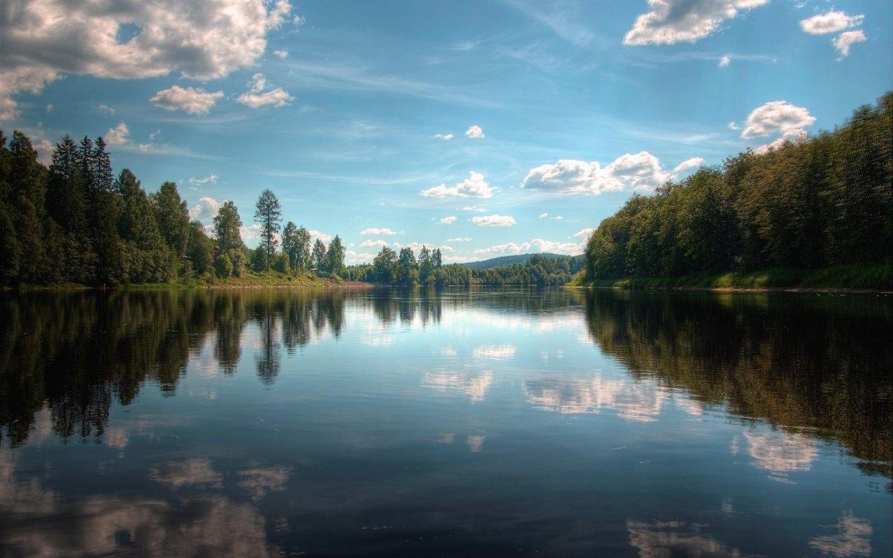 обои Чистое лесное озеро,    яркое небо,   лесные берега фото