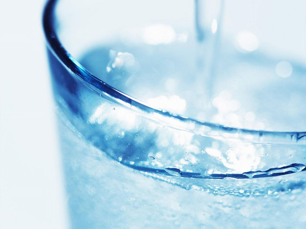 обои Чистая вода в голубом стакане фото