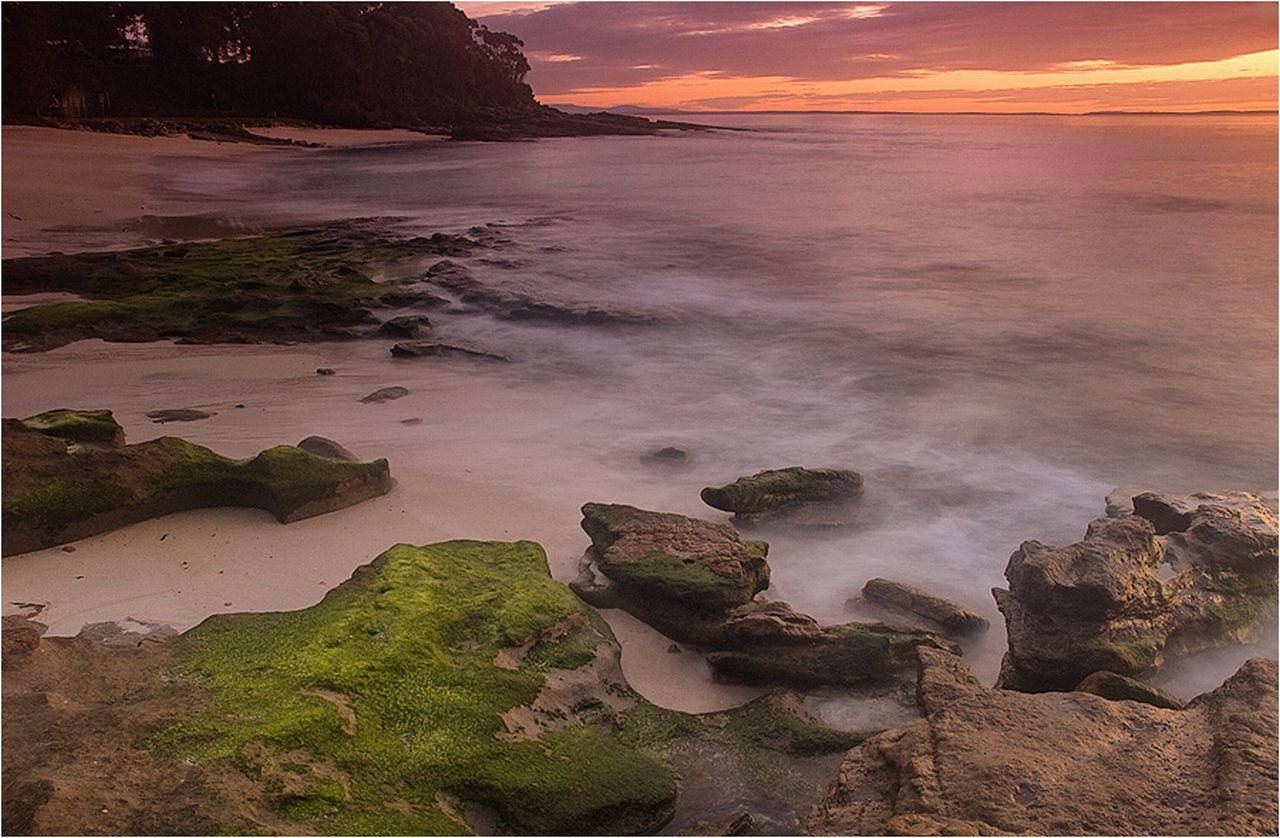 обои Закат,   море и каменистый берег фото