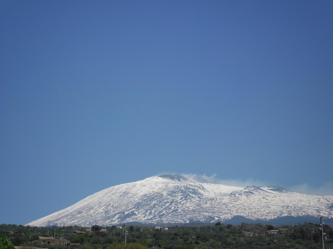 обои Дымящий вулкан Этна фото