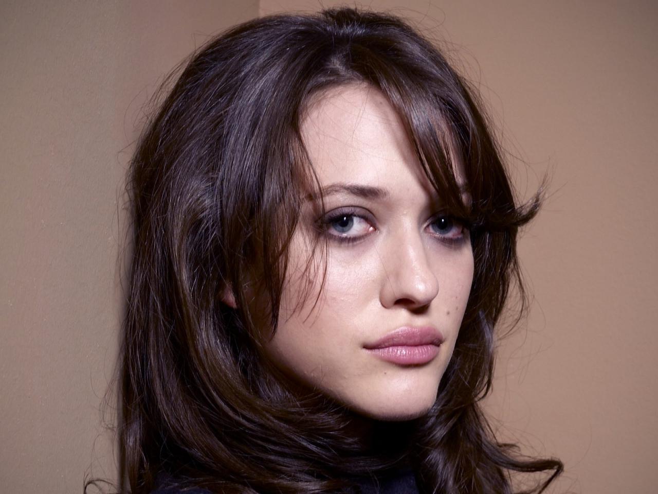 обои Kat dennings грустная брюнетка фото