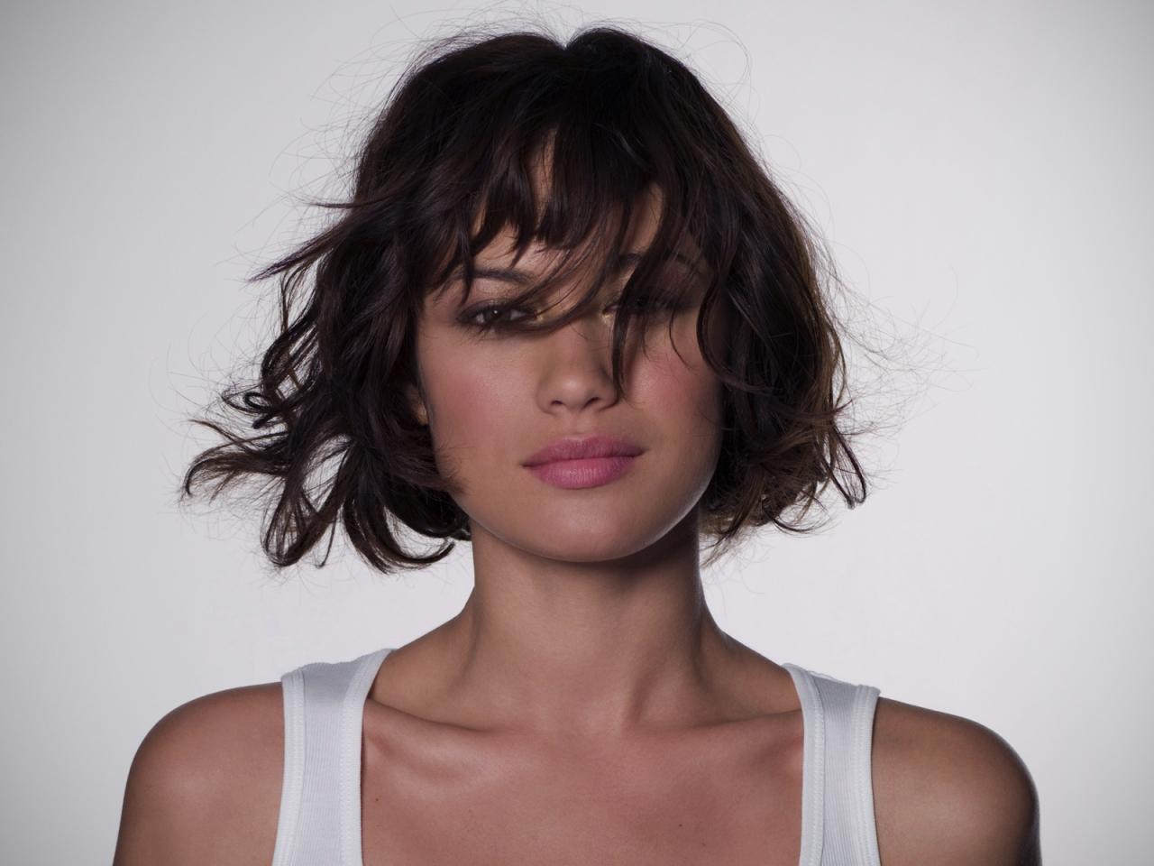 обои Olga kurylenko в белой маечке фото