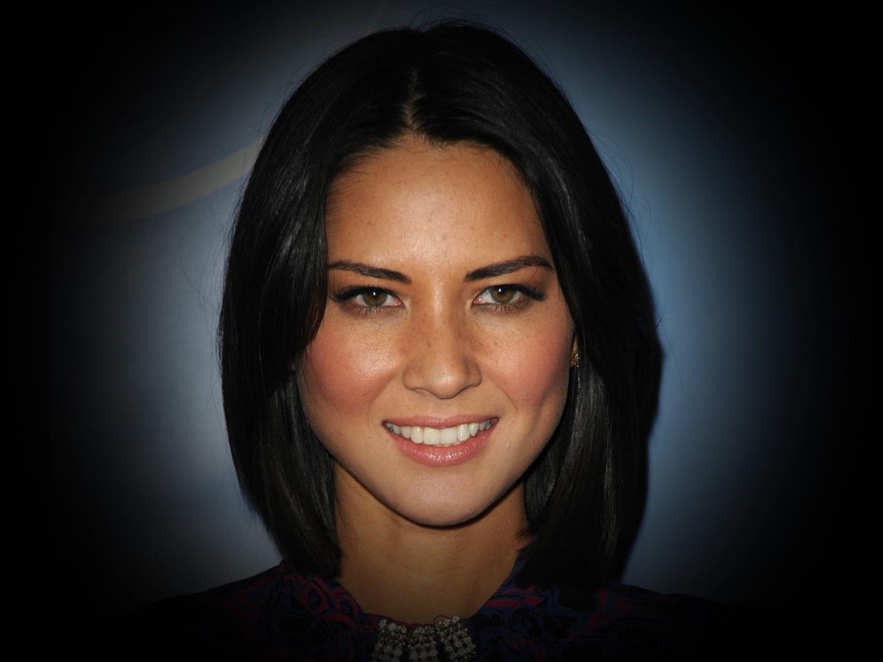 обои Olivia munn с улыбкой в темноте фото