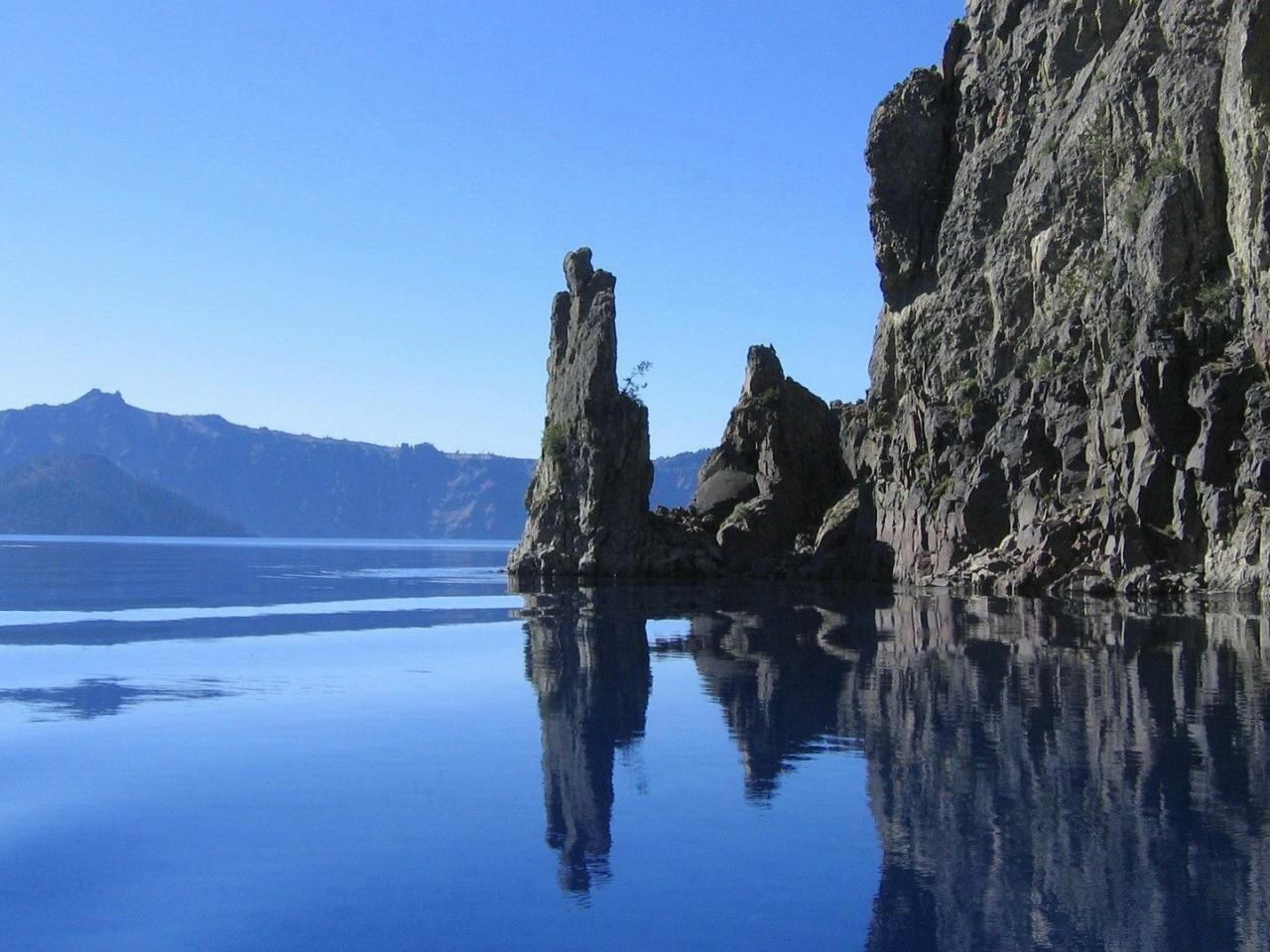 обои Скала входящяя в море фото