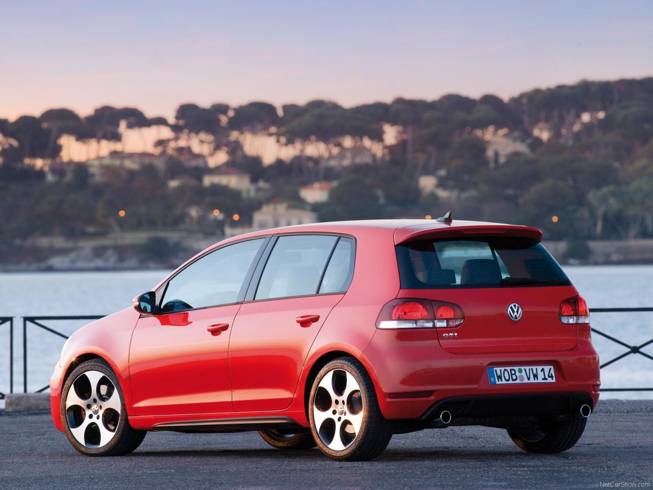 обои Volkswagen Golf GTI на набережной фото