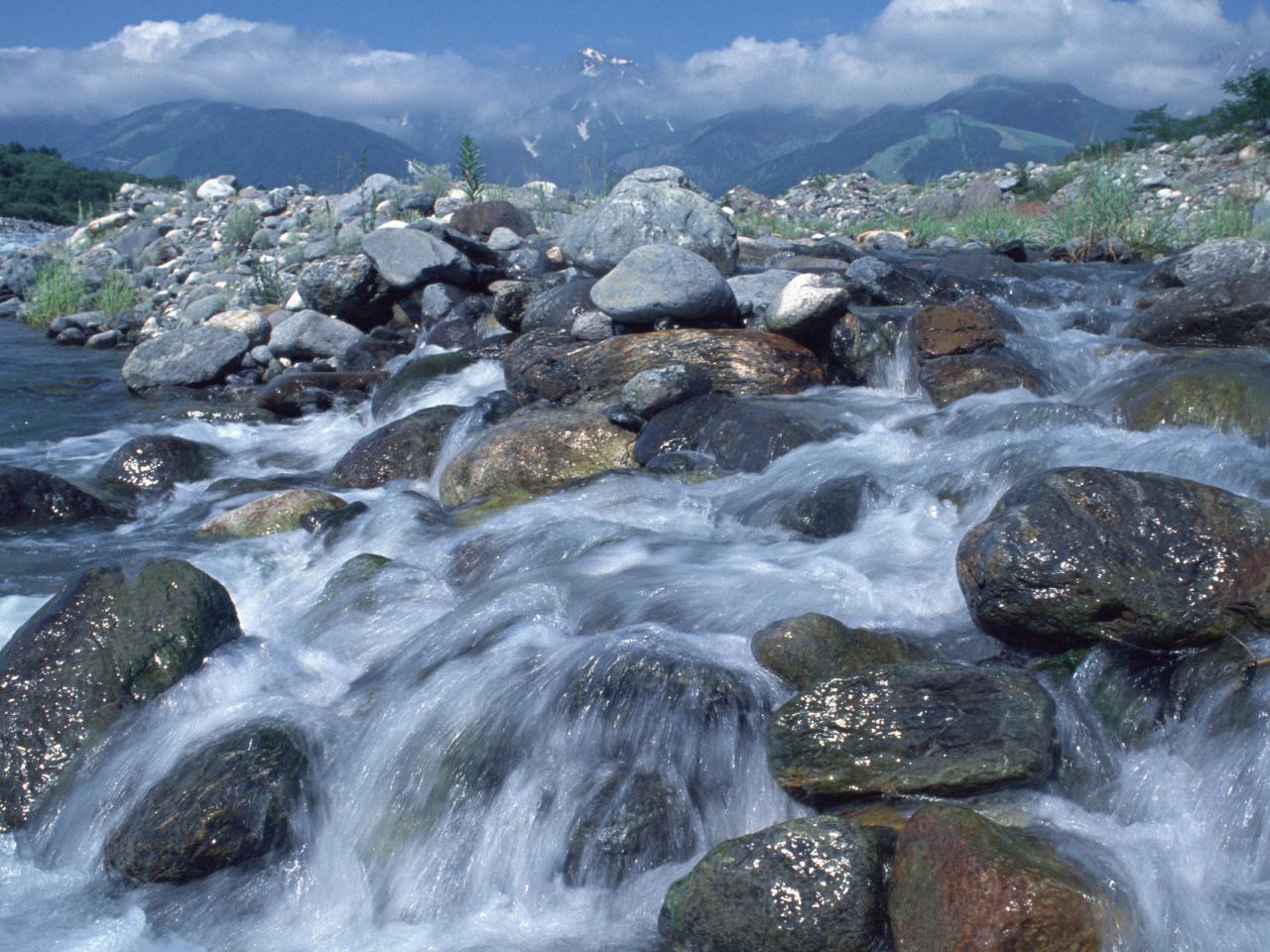 обои Вода речная по камушкам фото