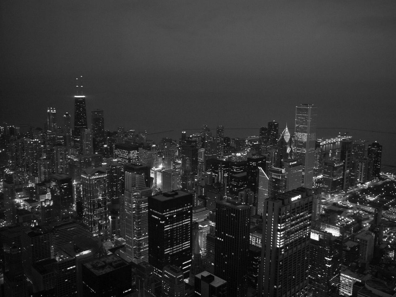 обои Черно-белое фото ночного свещящегося города фото